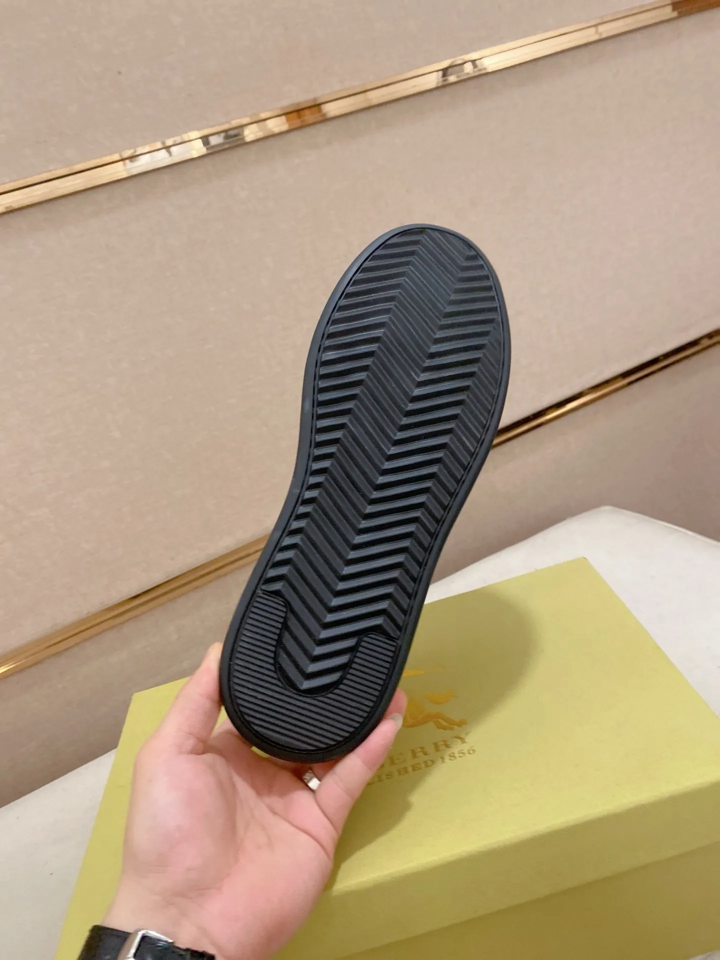Men's shoes💰: 440💰🇮🇹🇮🇹The counters are synchronized with Burberry's top purchasing agents🔍🔍Synchronized sales. Positive code number: 38-44. Italian imported cowhide, fully imported sheepskin lining, sole: original sole provided by the original factory, exclusive movable molded sole, super comfortable, original factory follow-up order, 🔍🔍high quality, you can enter and leave the counter at will, welcome to compare (45 yuan for customization, no return or exchange)